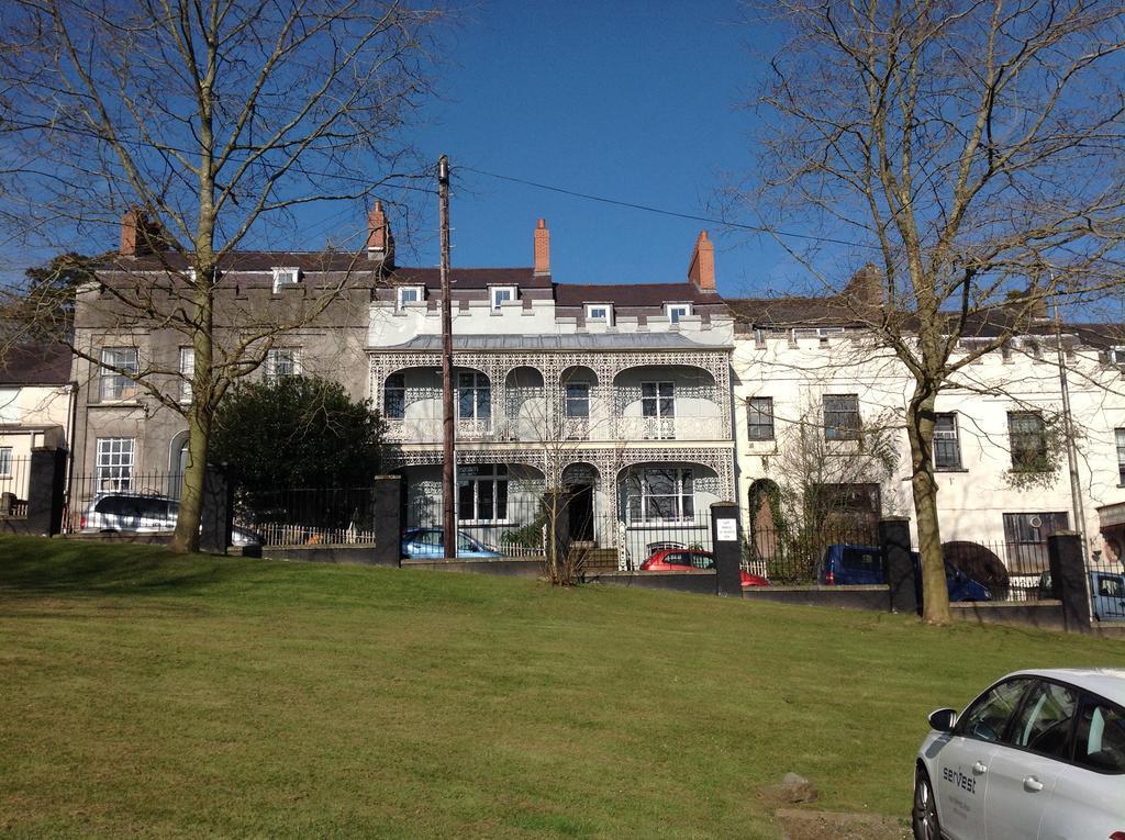 8A Spring Gardens Hotel Haverfordwest Bagian luar foto