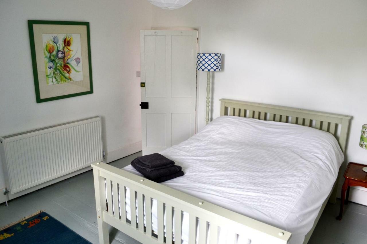 8A Spring Gardens Hotel Haverfordwest Bagian luar foto