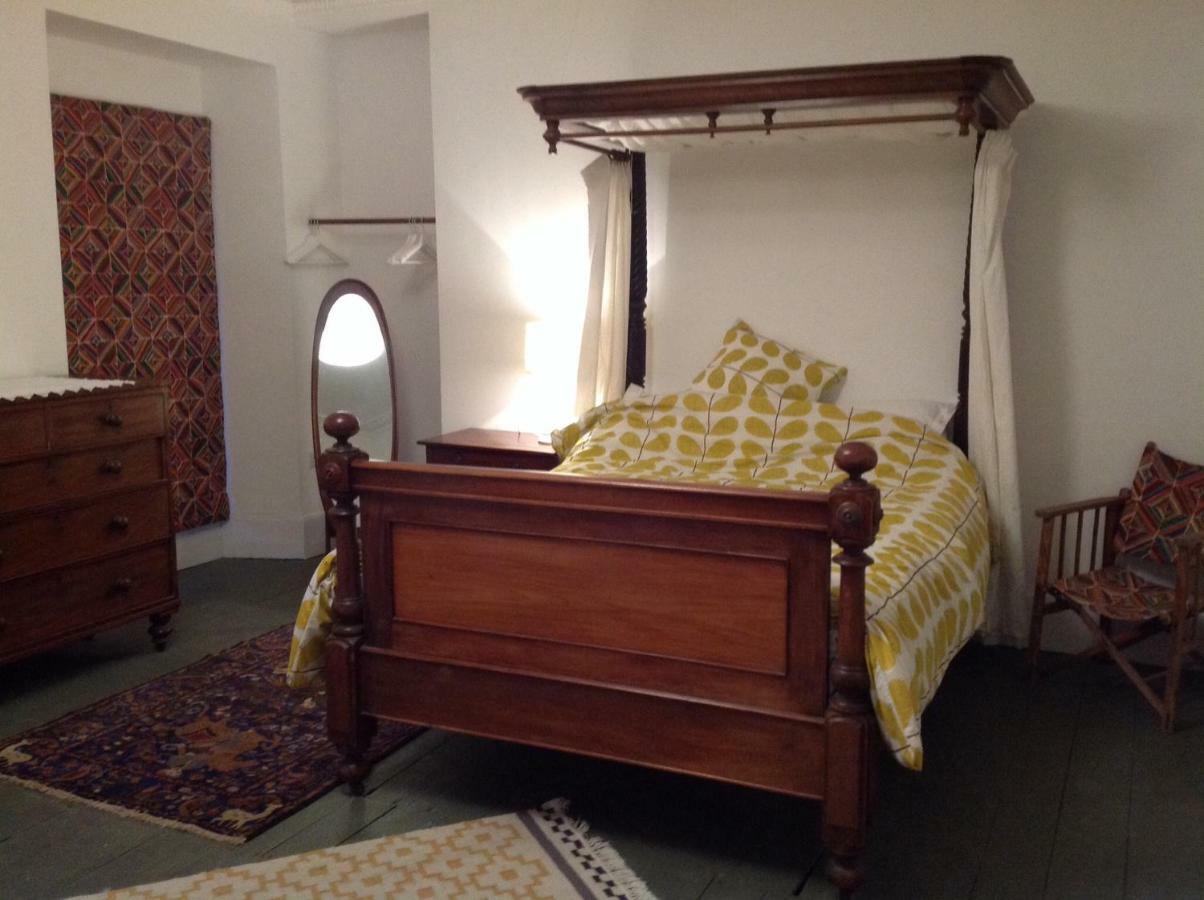 8A Spring Gardens Hotel Haverfordwest Bagian luar foto